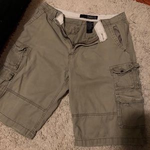 Men’s green khaki cargo shorts